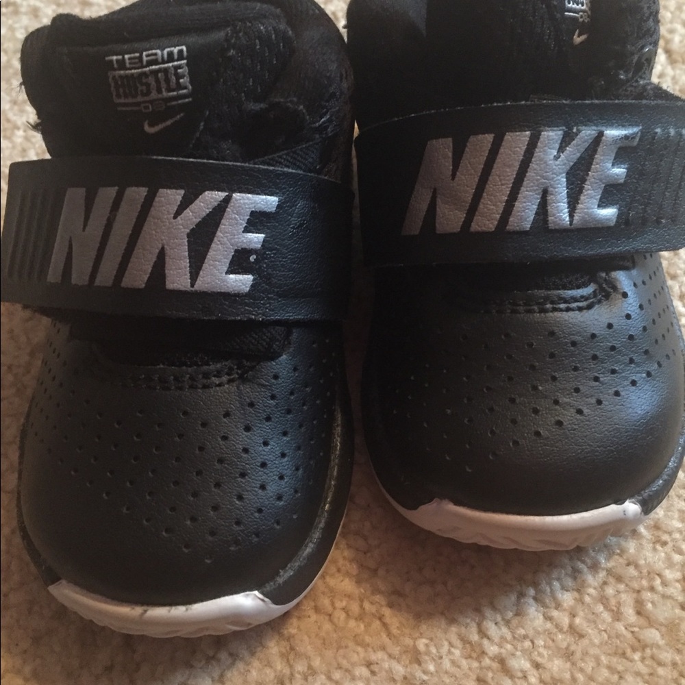 Boys Nike Team Hustle shoes size 5c